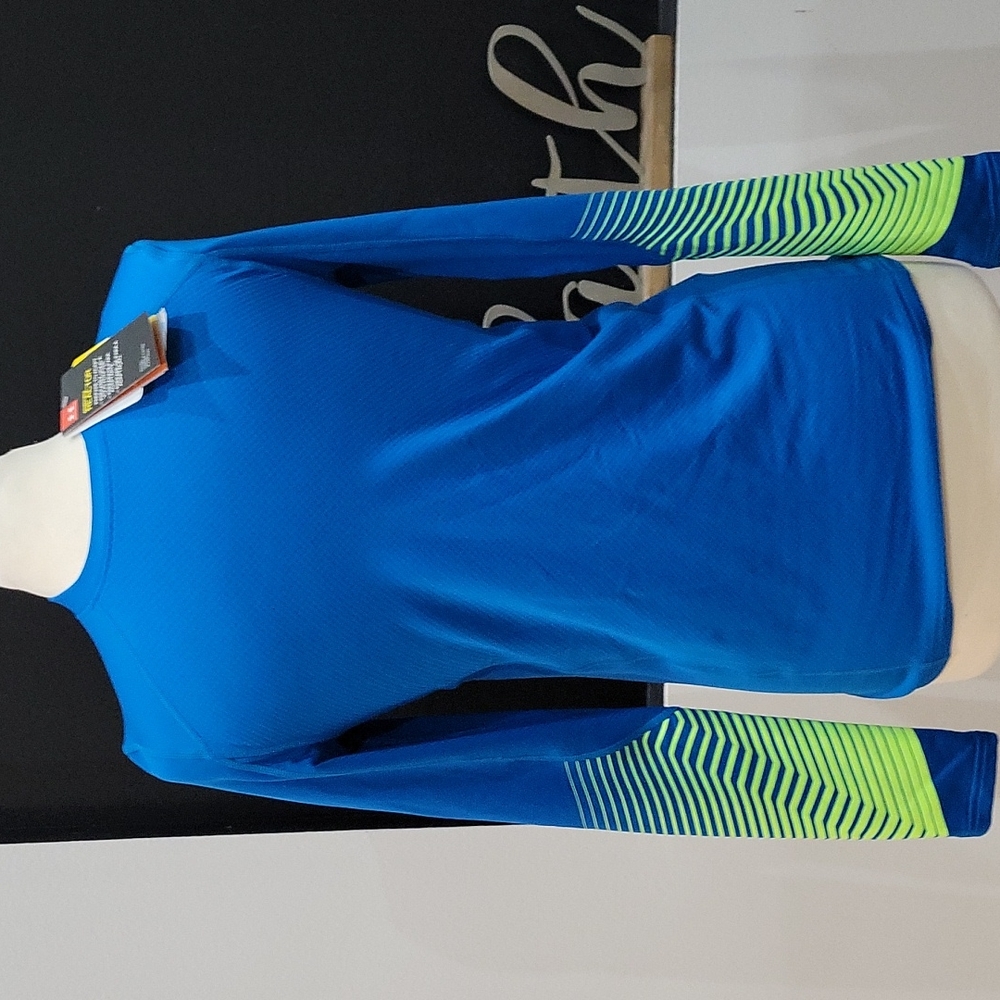 Boys young men  Under Armour Coldgear Reactor active  top nwt